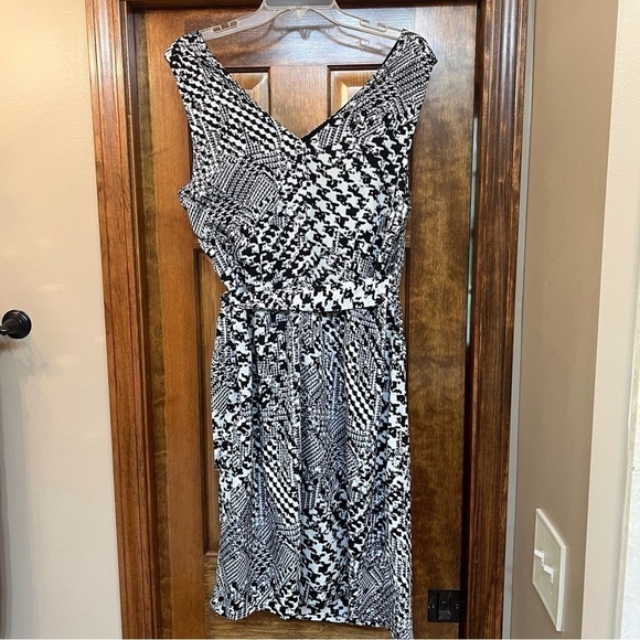 MNG by Mango Dress Sleeveless V- Neck‎ Sz 10 EUC Blk & Wht Print - Picture 2 of 11